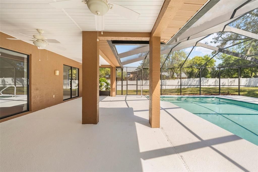 Activo con contrato: $435,000 (3 camas, 2 baños, 2027 Pies cuadrados)