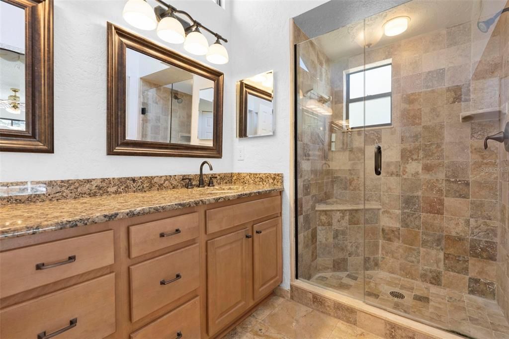 Activo con contrato: $435,000 (3 camas, 2 baños, 2027 Pies cuadrados)