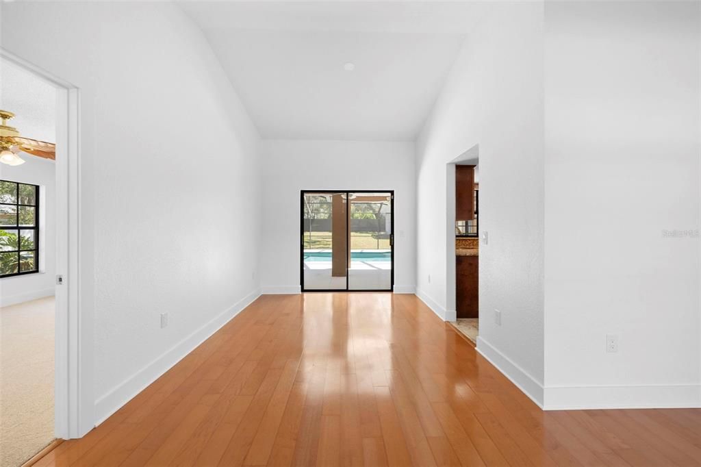 Activo con contrato: $435,000 (3 camas, 2 baños, 2027 Pies cuadrados)