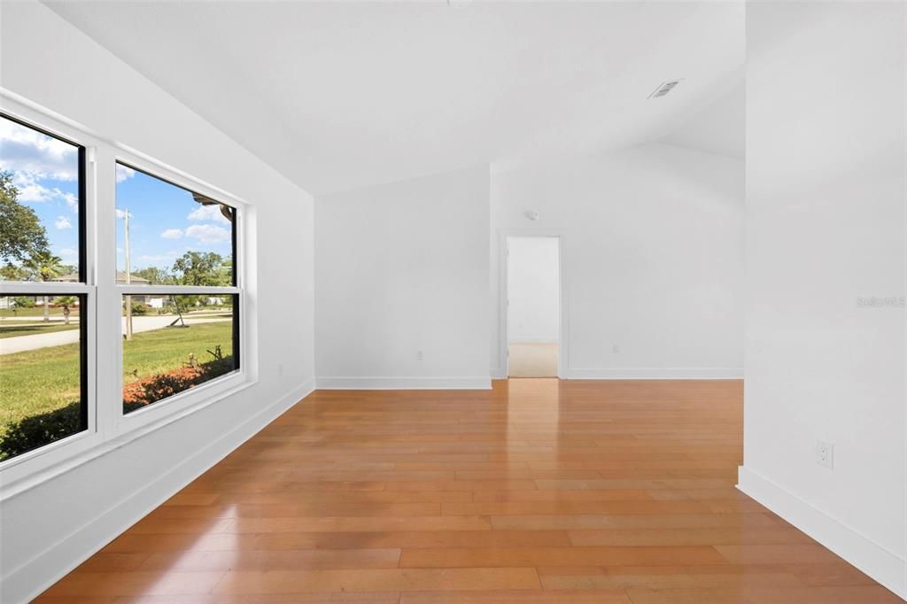 Activo con contrato: $435,000 (3 camas, 2 baños, 2027 Pies cuadrados)