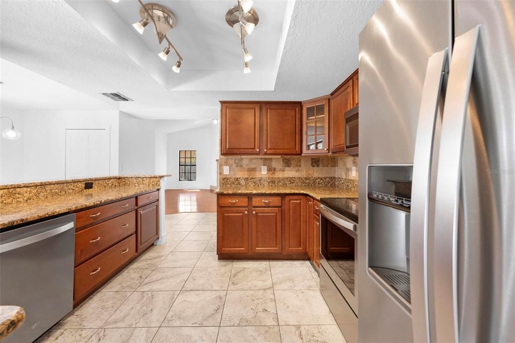 Activo con contrato: $435,000 (3 camas, 2 baños, 2027 Pies cuadrados)