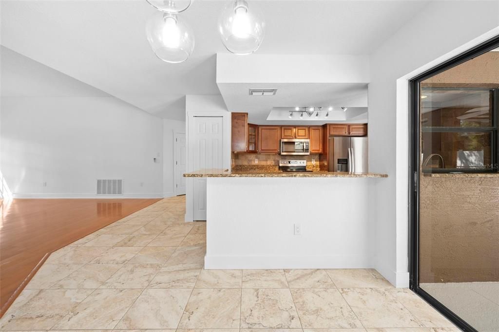 Activo con contrato: $435,000 (3 camas, 2 baños, 2027 Pies cuadrados)