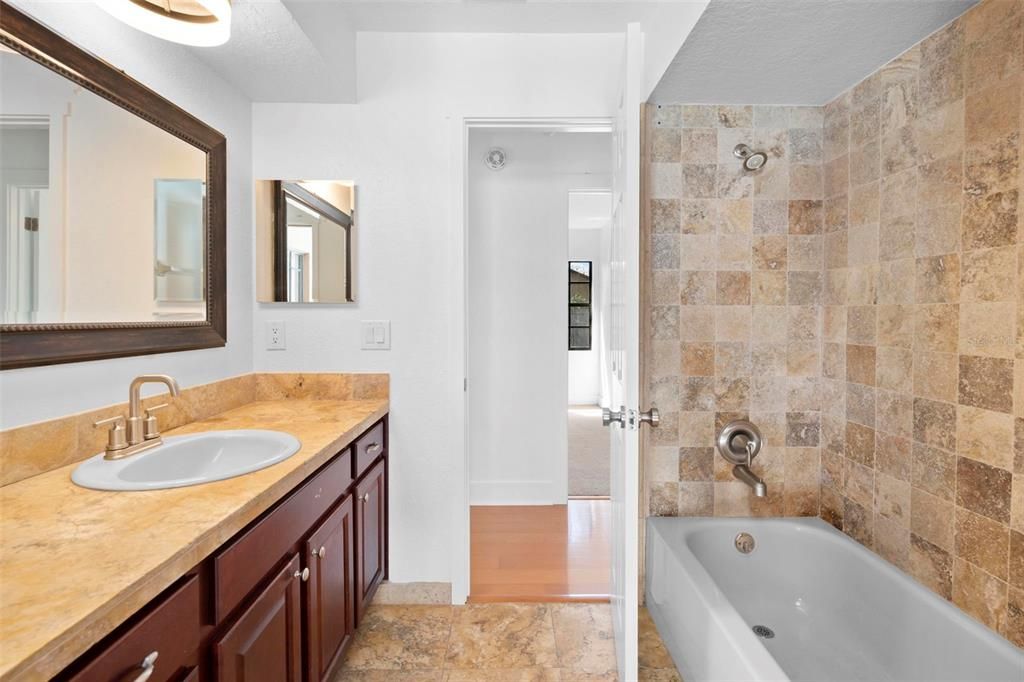 Activo con contrato: $435,000 (3 camas, 2 baños, 2027 Pies cuadrados)