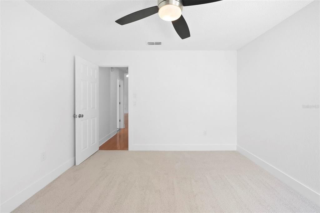 Activo con contrato: $435,000 (3 camas, 2 baños, 2027 Pies cuadrados)