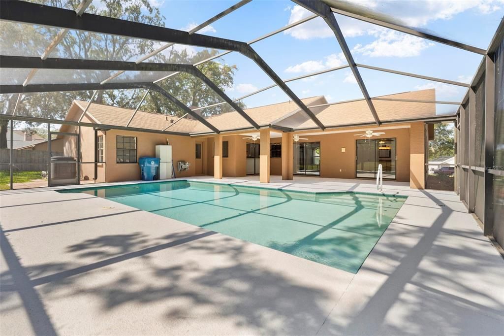 Activo con contrato: $435,000 (3 camas, 2 baños, 2027 Pies cuadrados)