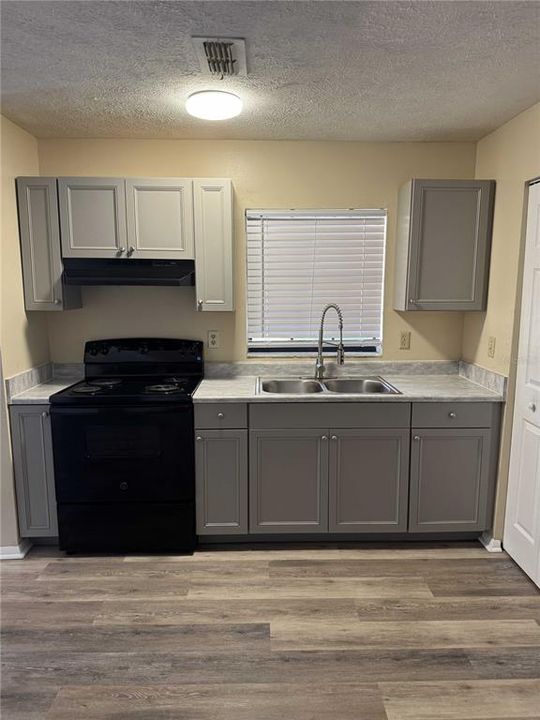 合同活跃: $269,000 (4 贝兹, 0 浴室, 1674 平方英尺)