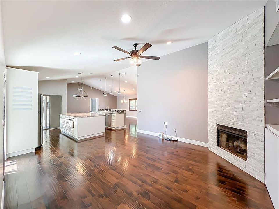 出租: $3,300 (4 贝兹, 2 浴室, 2026 平方英尺)