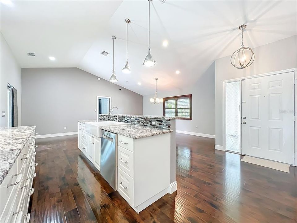 出租: $3,300 (4 贝兹, 2 浴室, 2026 平方英尺)