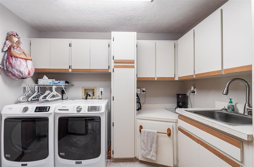 合同活跃: $585,000 (4 贝兹, 3 浴室, 2790 平方英尺)