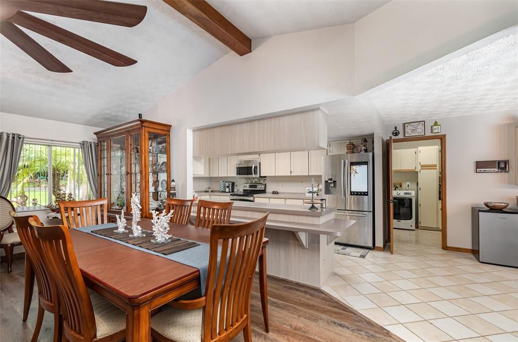 合同活跃: $585,000 (4 贝兹, 3 浴室, 2790 平方英尺)