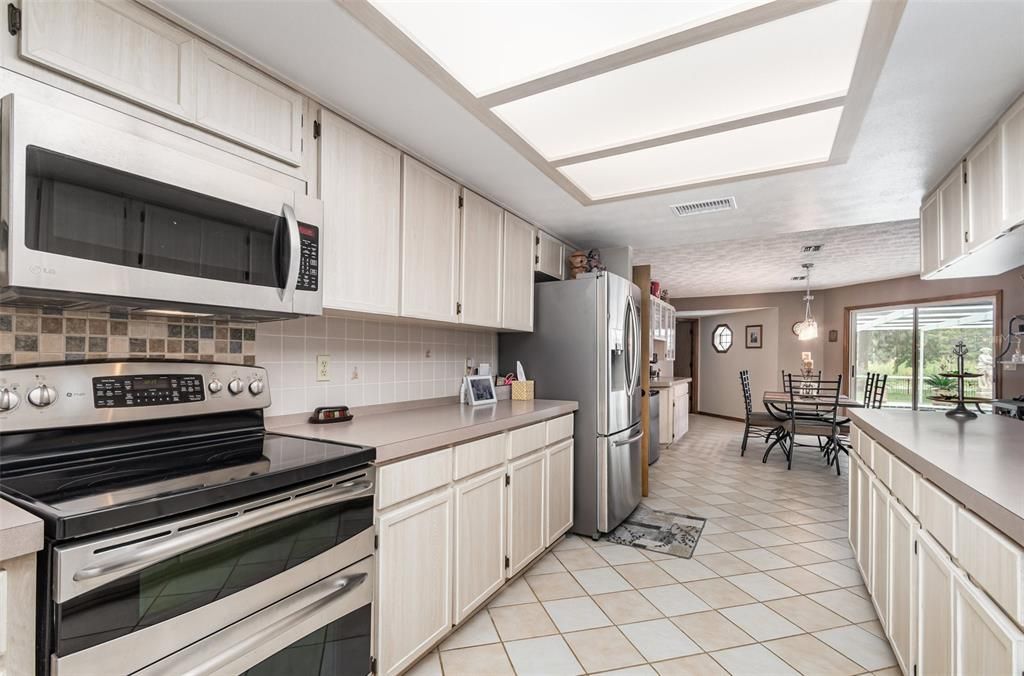 合同活跃: $585,000 (4 贝兹, 3 浴室, 2790 平方英尺)