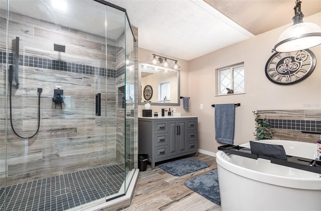 合同活跃: $585,000 (4 贝兹, 3 浴室, 2790 平方英尺)