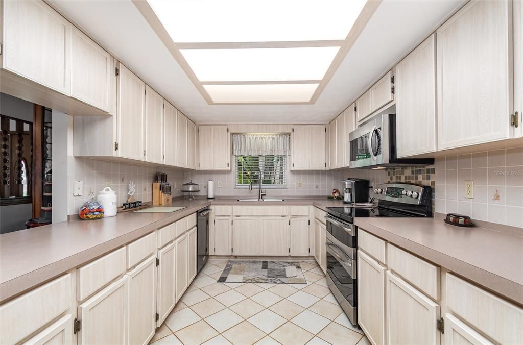 合同活跃: $585,000 (4 贝兹, 3 浴室, 2790 平方英尺)