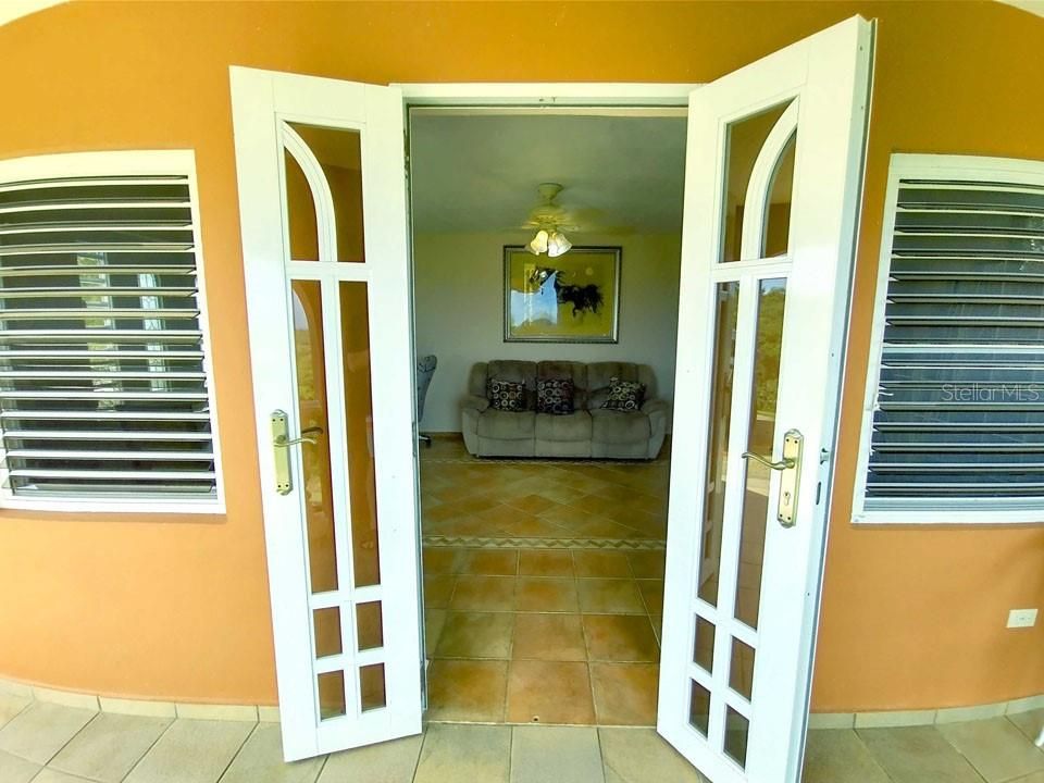 For Sale: $680,000 (3 beds, 3 baths, 2080 Square Feet)