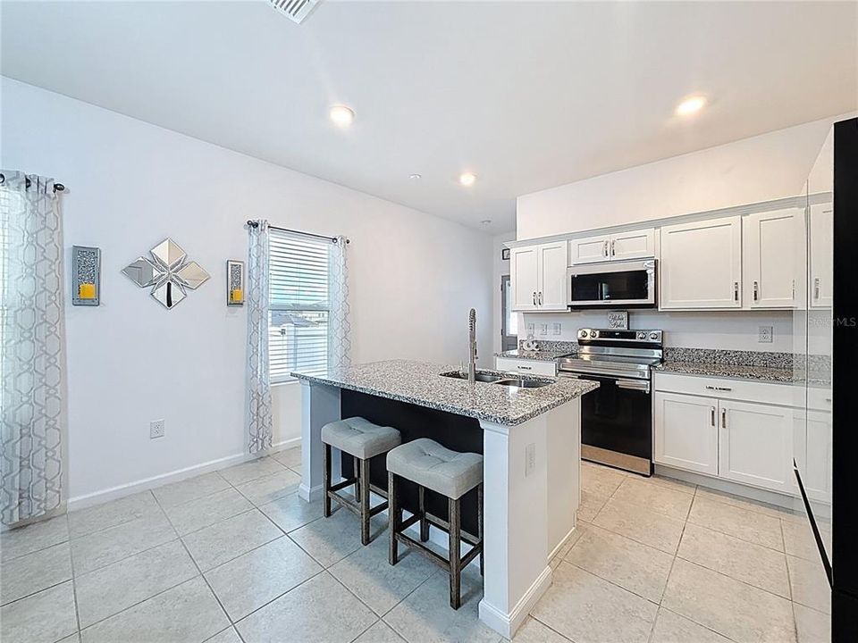 Activo con contrato: $355,000 (3 camas, 2 baños, 1330 Pies cuadrados)