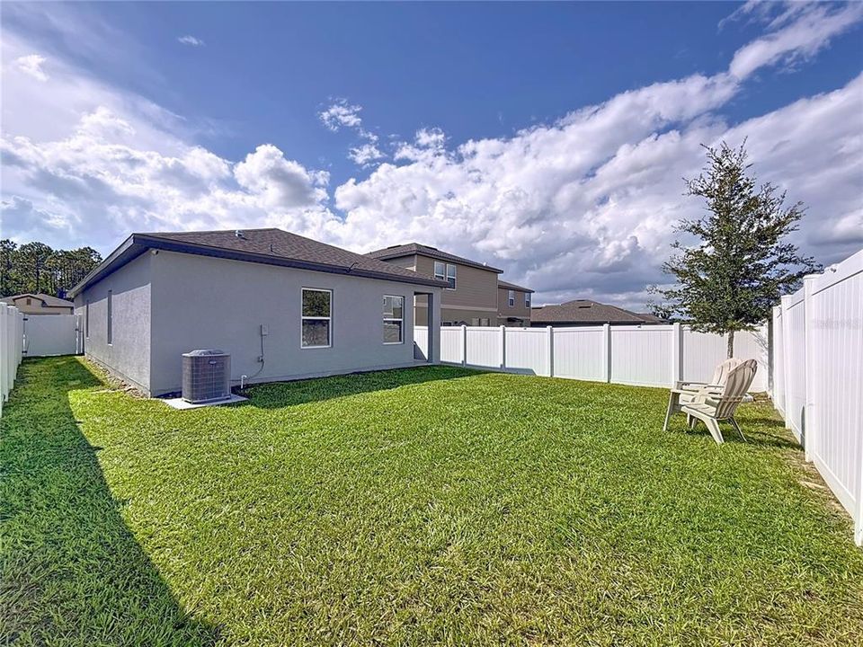 Activo con contrato: $355,000 (3 camas, 2 baños, 1330 Pies cuadrados)