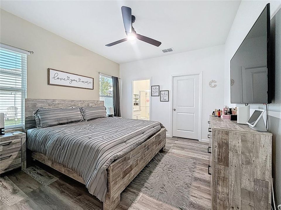 Activo con contrato: $355,000 (3 camas, 2 baños, 1330 Pies cuadrados)