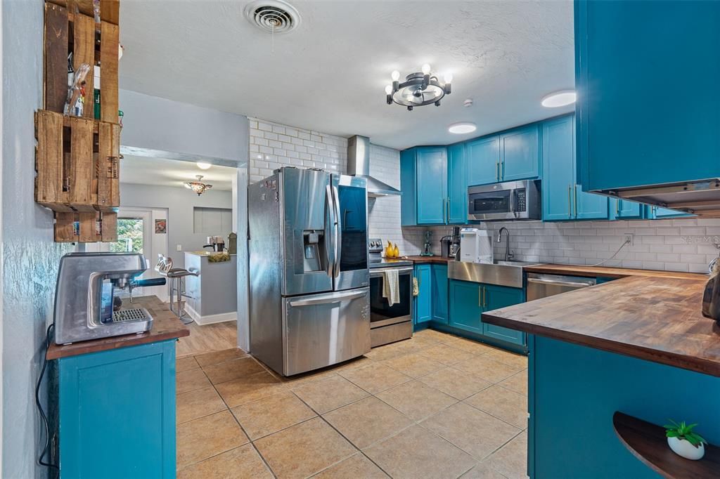 Active With Contract: $315,000 (3 beds, 2 baths, 2148 Square Feet)