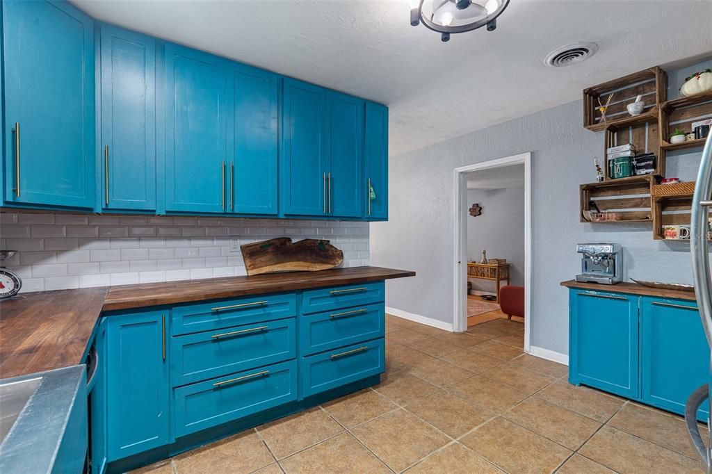 Active With Contract: $315,000 (3 beds, 2 baths, 2148 Square Feet)