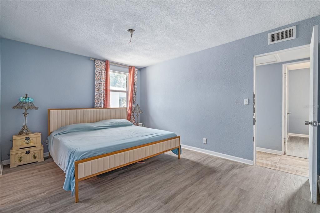 Active With Contract: $315,000 (3 beds, 2 baths, 2148 Square Feet)