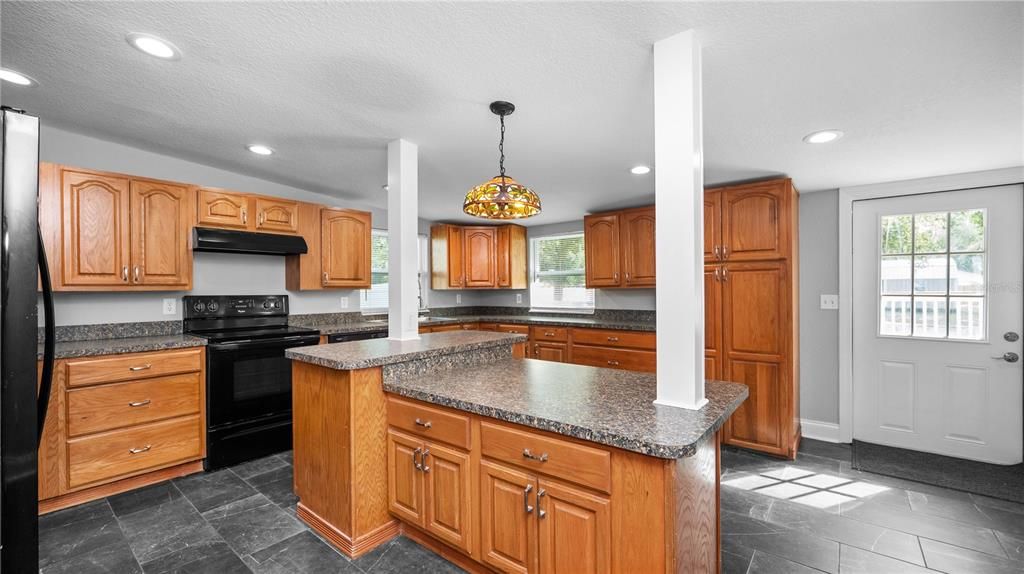 На продажу: $419,950 (5 спален, 3 ванн, 2270 Квадратных фут)