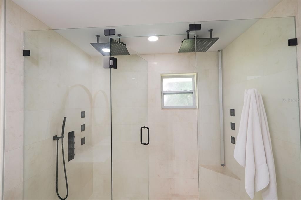 En Venta: $953,000 (5 camas, 5 baños, 2620 Pies cuadrados)