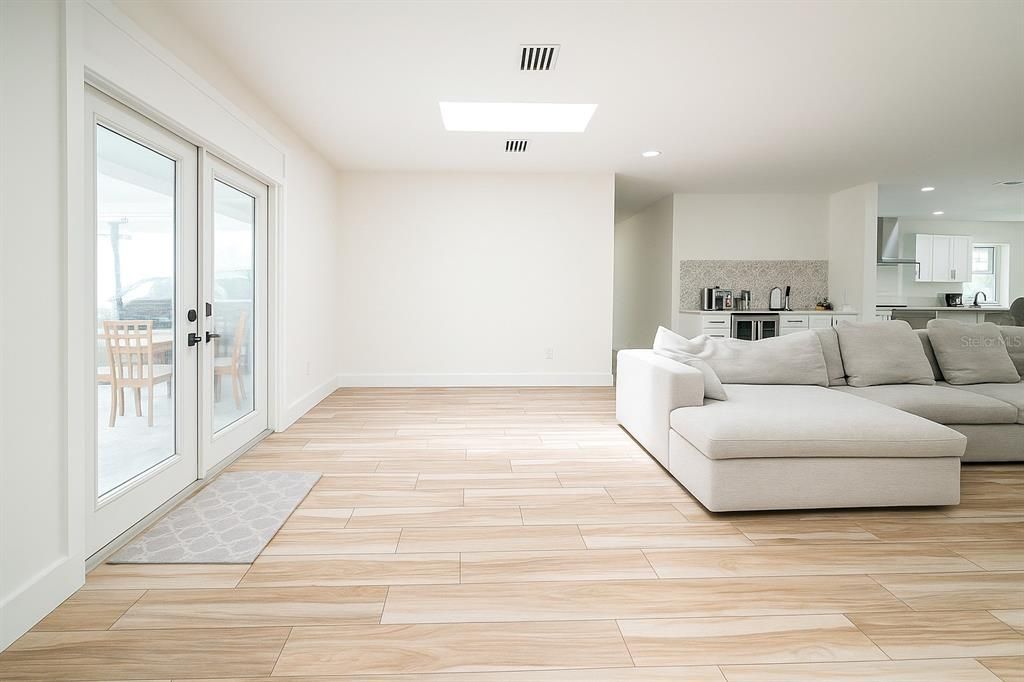 En Venta: $953,000 (5 camas, 5 baños, 2620 Pies cuadrados)