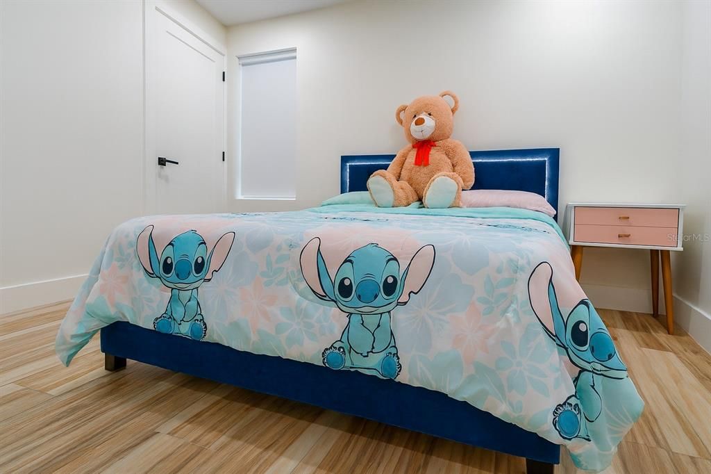 En Venta: $953,000 (5 camas, 5 baños, 2620 Pies cuadrados)