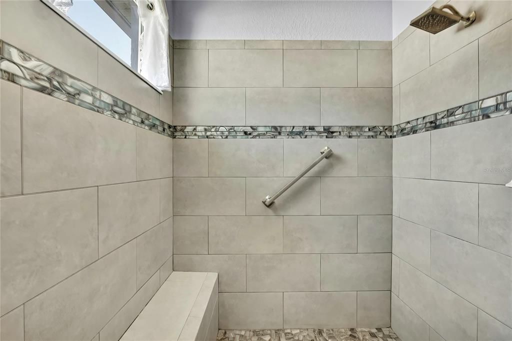 合同活跃: $394,000 (3 贝兹, 2 浴室, 1711 平方英尺)