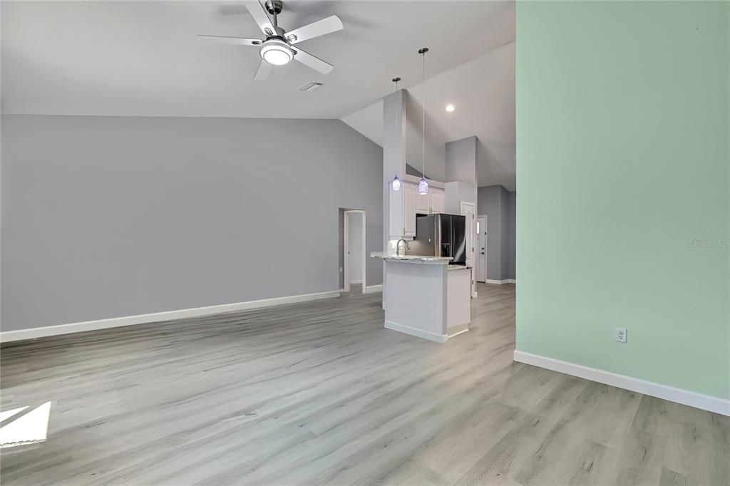 合同活跃: $394,000 (3 贝兹, 2 浴室, 1711 平方英尺)