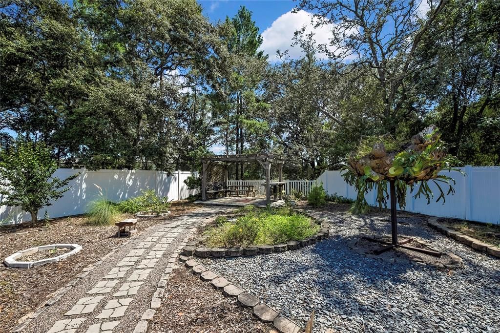 合同活跃: $394,000 (3 贝兹, 2 浴室, 1711 平方英尺)