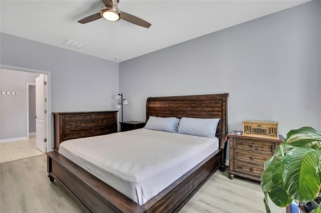 合同活跃: $394,000 (3 贝兹, 2 浴室, 1711 平方英尺)