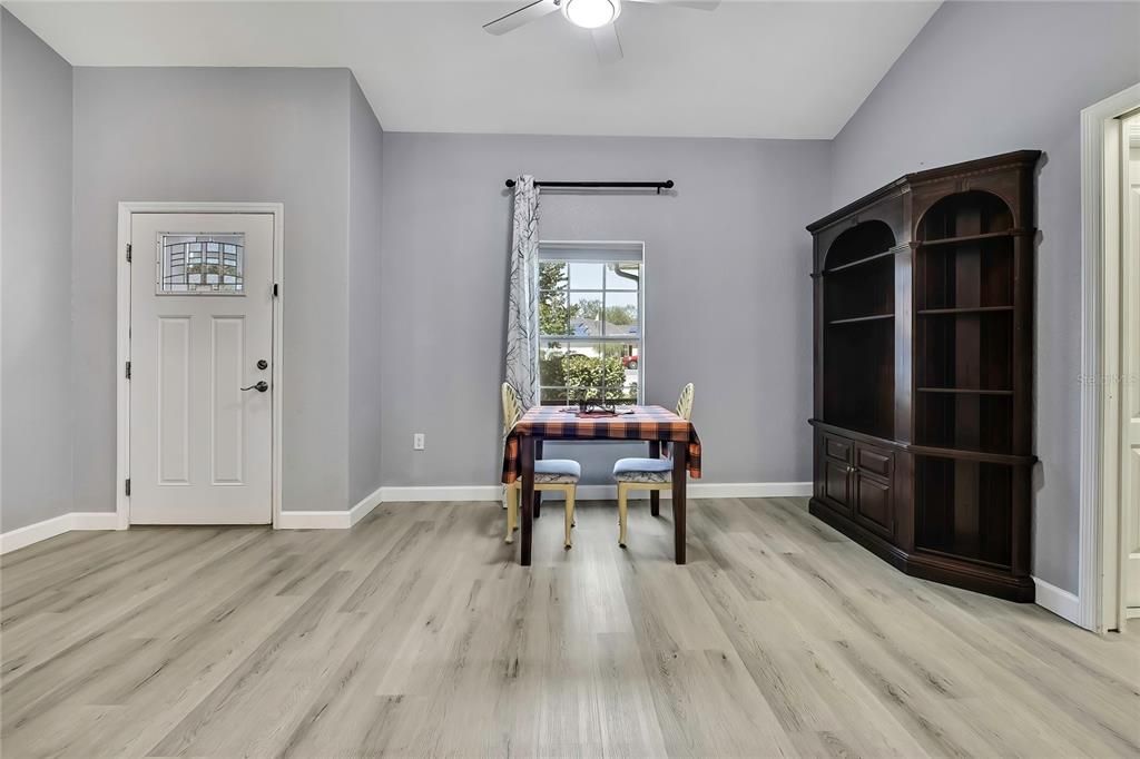 合同活跃: $394,000 (3 贝兹, 2 浴室, 1711 平方英尺)