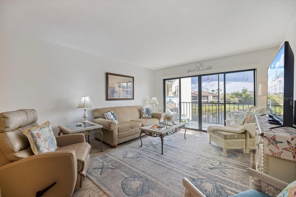 待售: $275,000 (2 贝兹, 2 浴室, 1013 平方英尺)