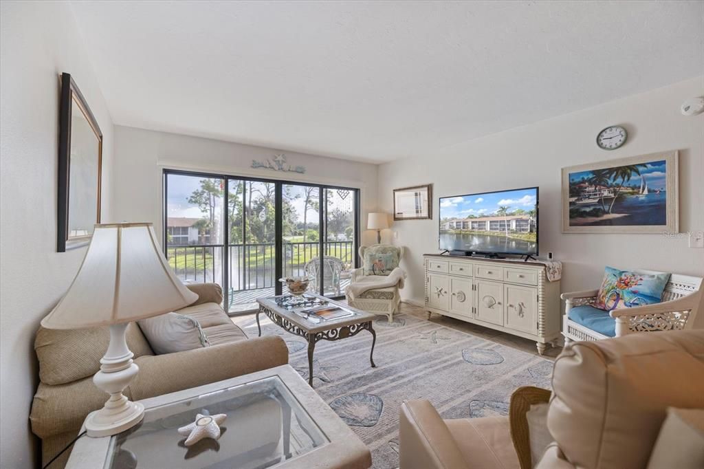 待售: $275,000 (2 贝兹, 2 浴室, 1013 平方英尺)