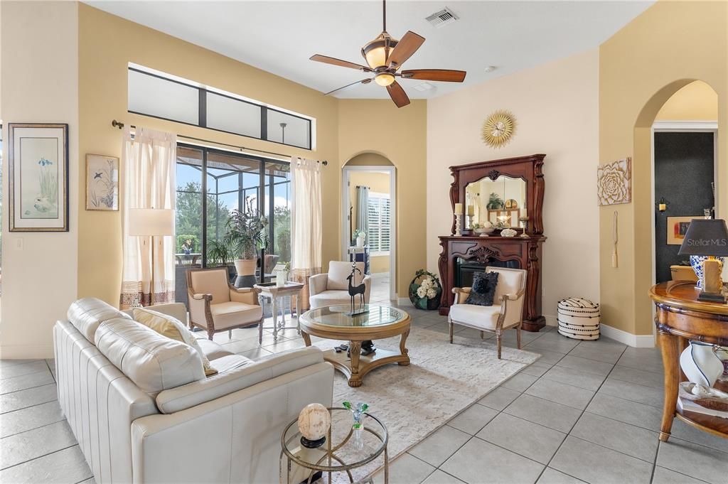 合同活跃: $484,900 (3 贝兹, 2 浴室, 2329 平方英尺)