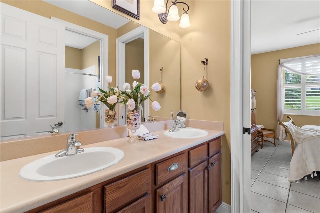 合同活跃: $484,900 (3 贝兹, 2 浴室, 2329 平方英尺)