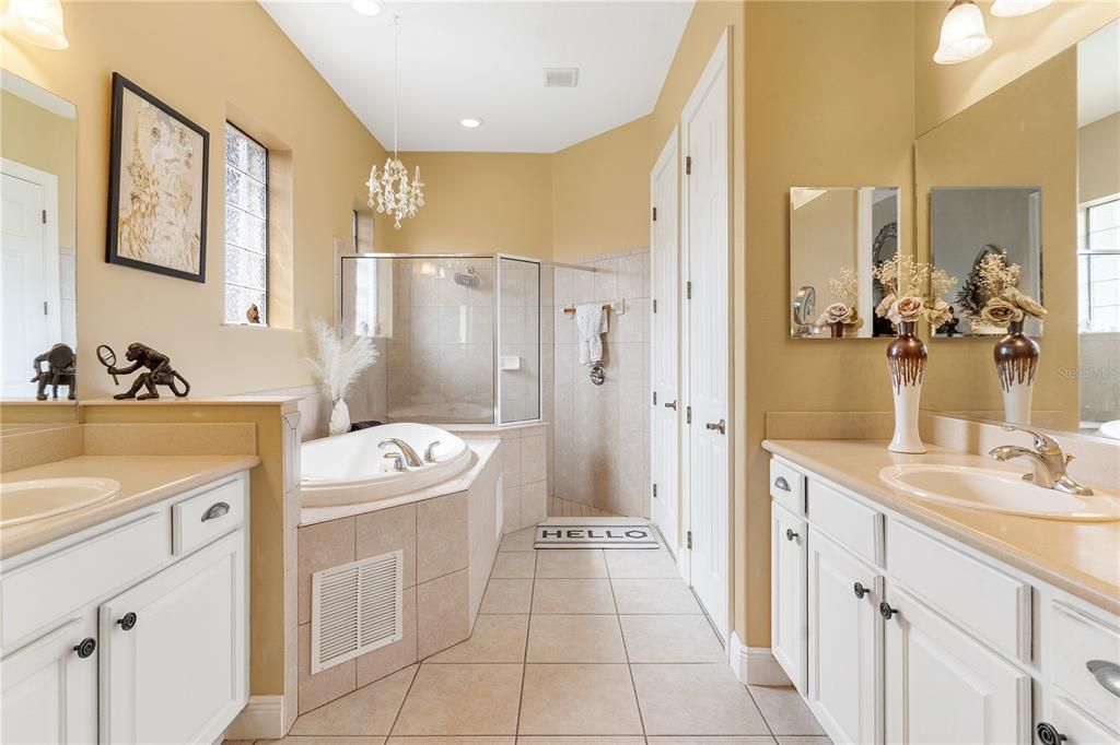 合同活跃: $484,900 (3 贝兹, 2 浴室, 2329 平方英尺)