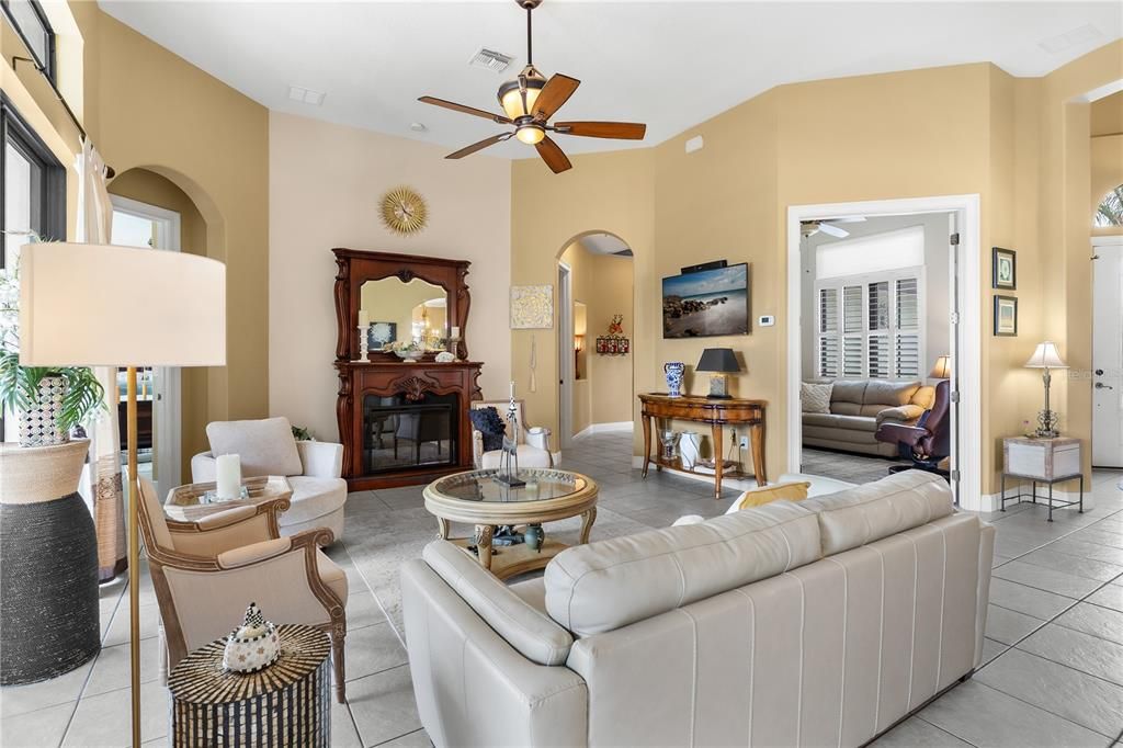 合同活跃: $484,900 (3 贝兹, 2 浴室, 2329 平方英尺)