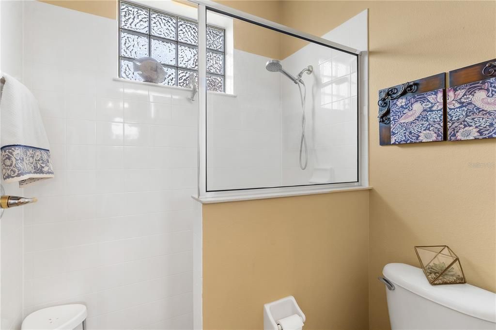 合同活跃: $484,900 (3 贝兹, 2 浴室, 2329 平方英尺)