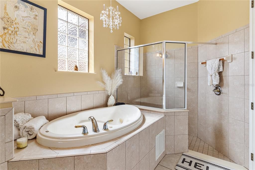 合同活跃: $484,900 (3 贝兹, 2 浴室, 2329 平方英尺)