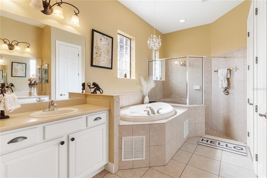 合同活跃: $484,900 (3 贝兹, 2 浴室, 2329 平方英尺)