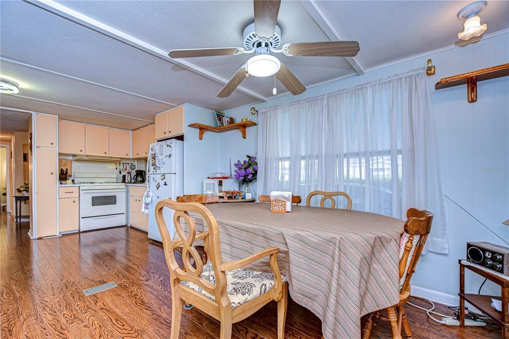 На продажу: $74,900 (3 спален, 1 ванн, 964 Квадратных фут)