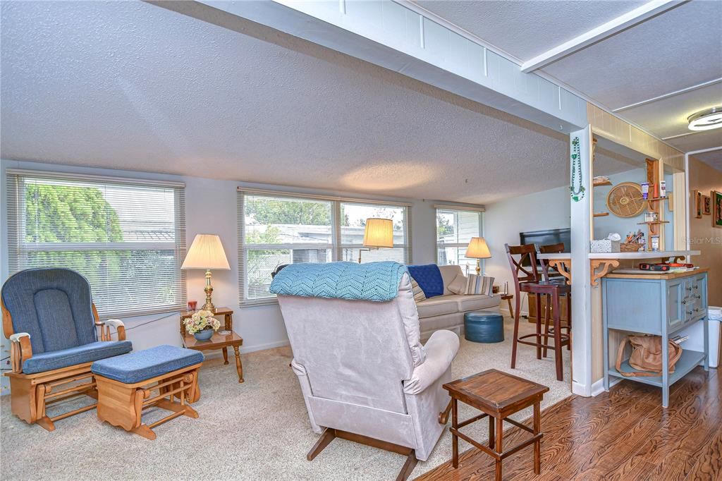 На продажу: $74,900 (3 спален, 1 ванн, 964 Квадратных фут)