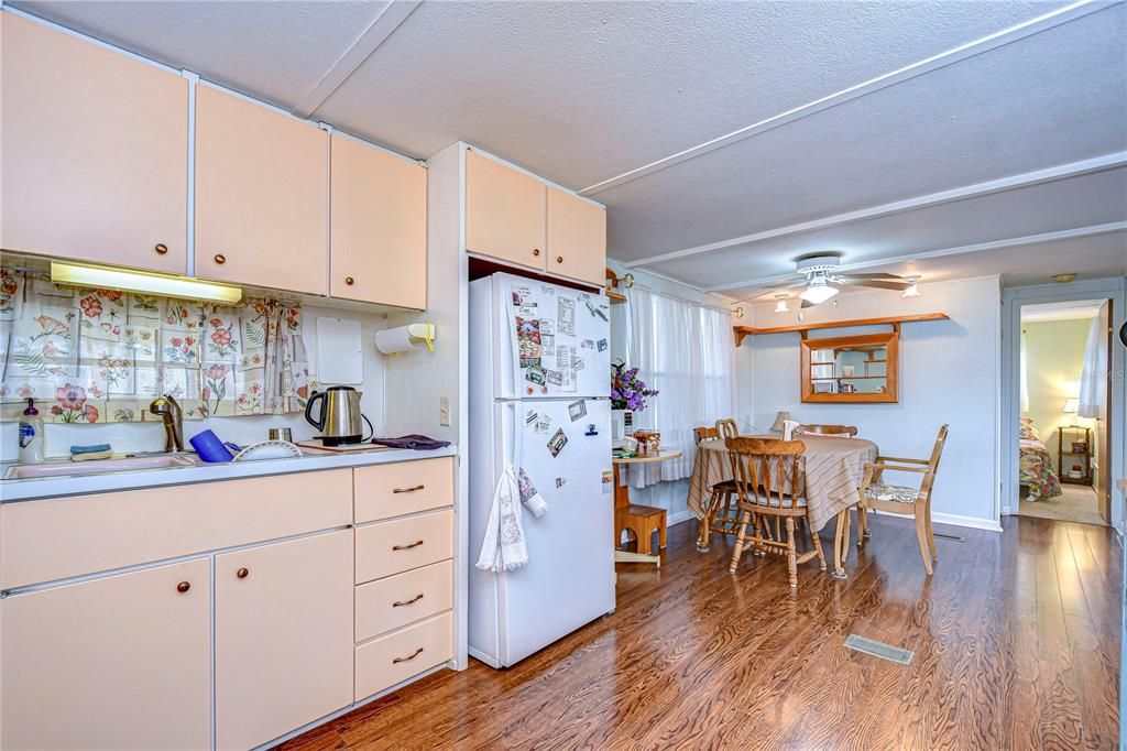 На продажу: $74,900 (3 спален, 1 ванн, 964 Квадратных фут)