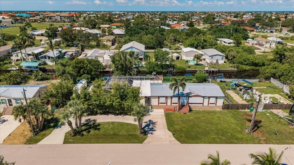 Под контрактом: $315,000 (3 спален, 2 ванн, 1800 Квадратных фут)