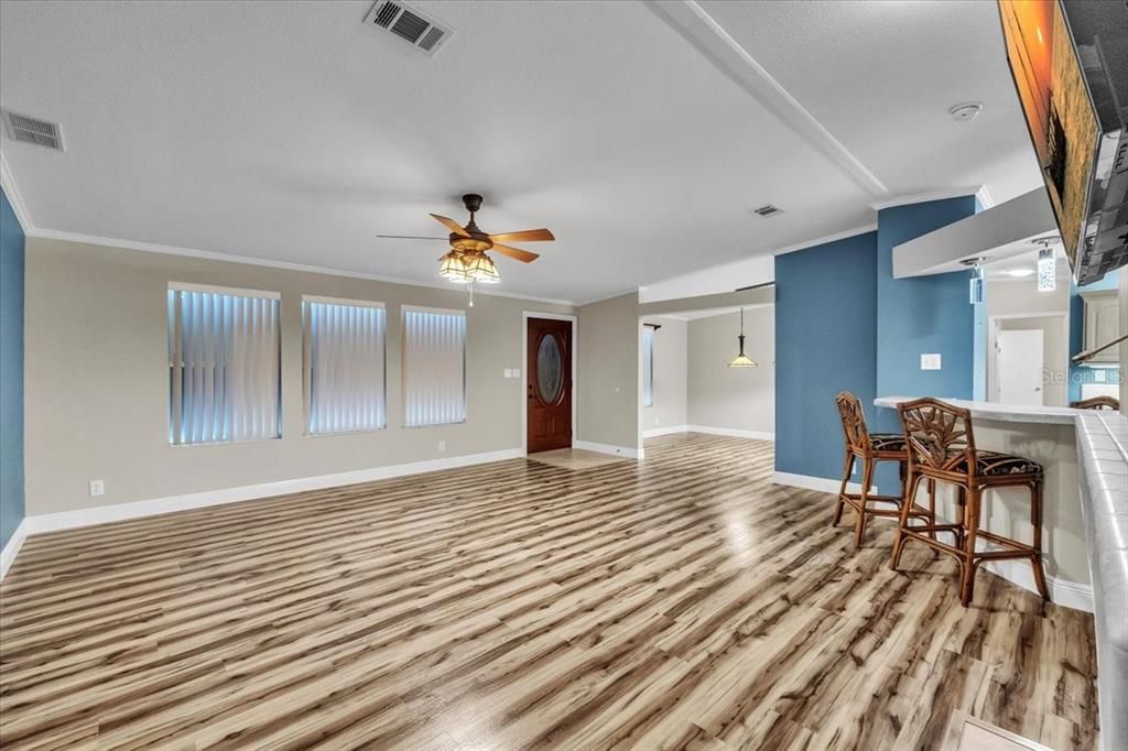 Под контрактом: $315,000 (3 спален, 2 ванн, 1800 Квадратных фут)