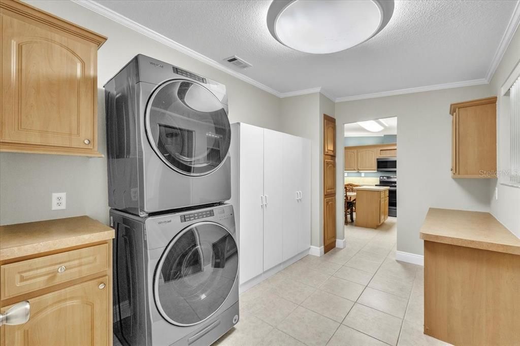 Под контрактом: $315,000 (3 спален, 2 ванн, 1800 Квадратных фут)