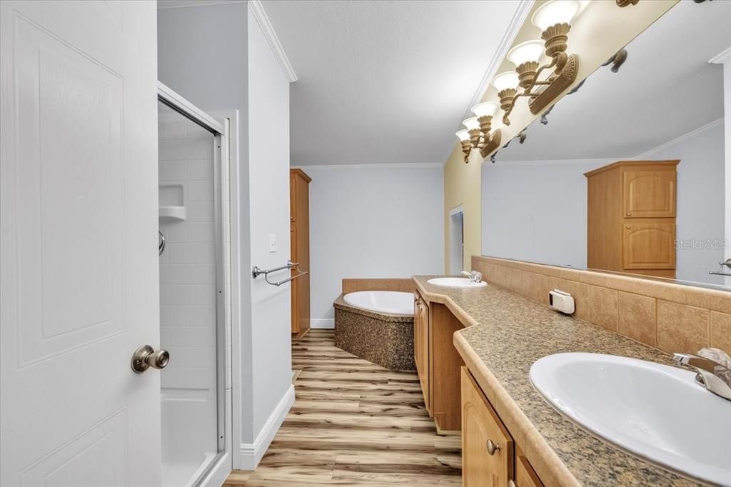 Под контрактом: $315,000 (3 спален, 2 ванн, 1800 Квадратных фут)