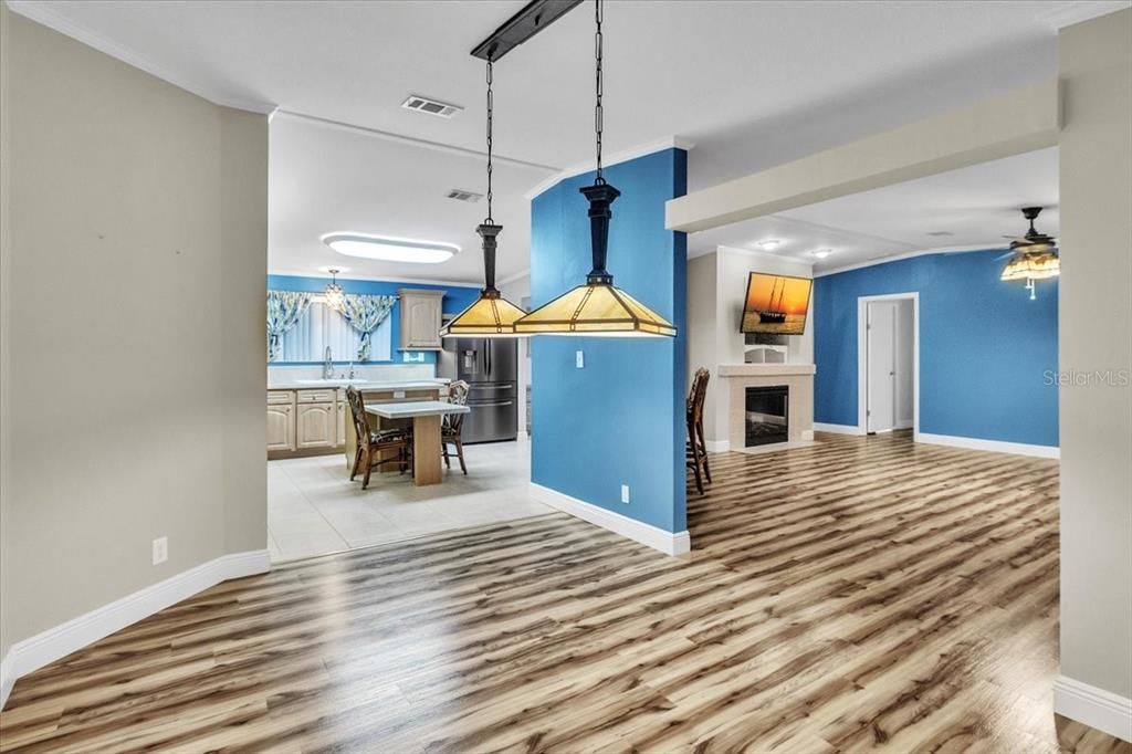 Под контрактом: $315,000 (3 спален, 2 ванн, 1800 Квадратных фут)